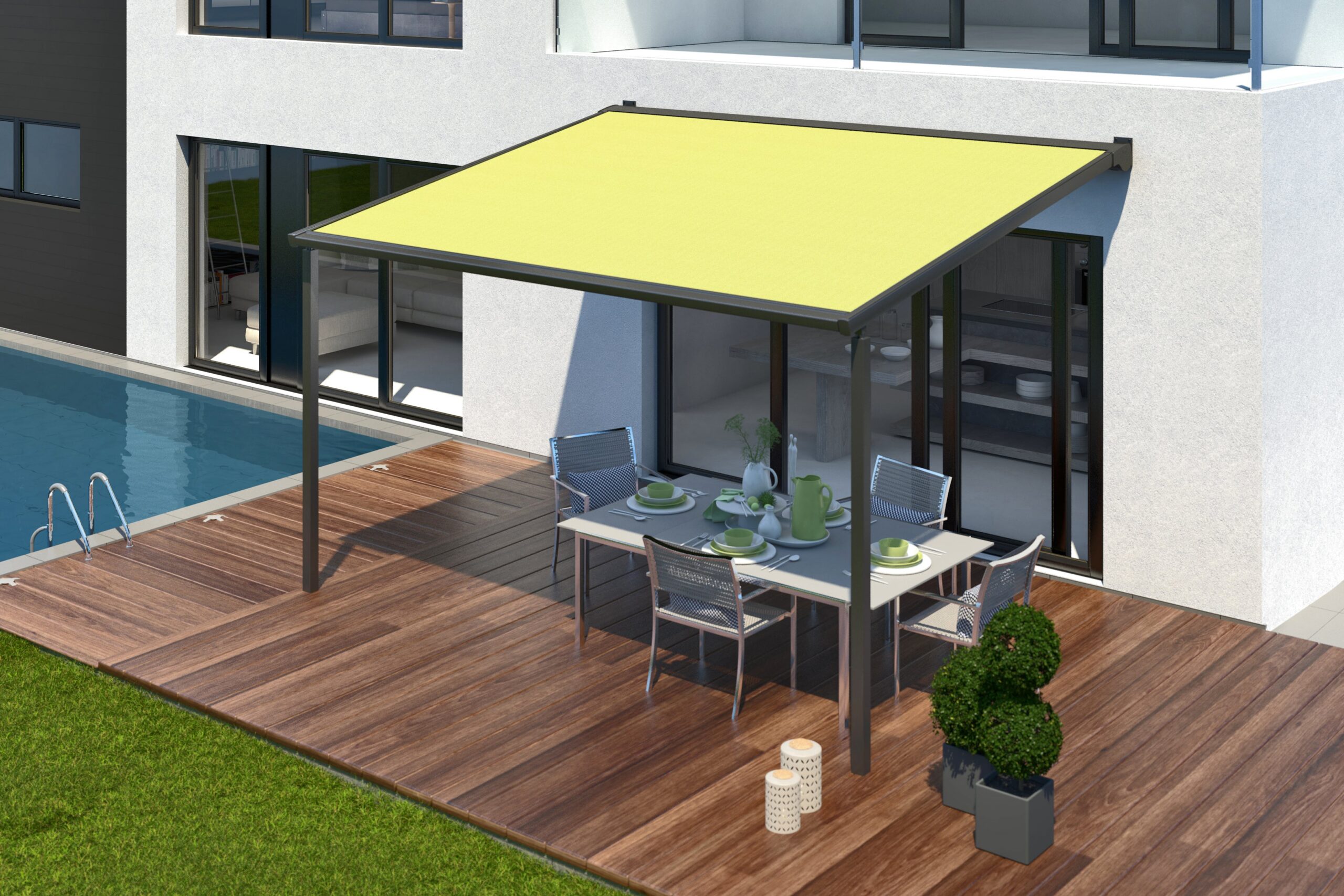 Eine gelbe Markise überdacht eine Terrasse, auf der ein Tisch mit Stühlen und Pflanzen stehen. Man sieht außerdem Rasen und einen Pool.